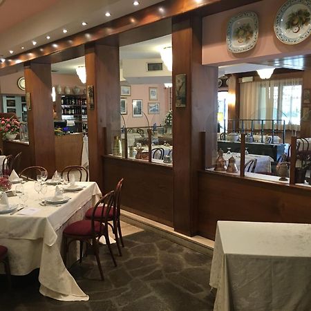 Hotel Ristorante La Lanterna カステルヌオーヴォ・ディ・ガルファニャーナ エクステリア 写真