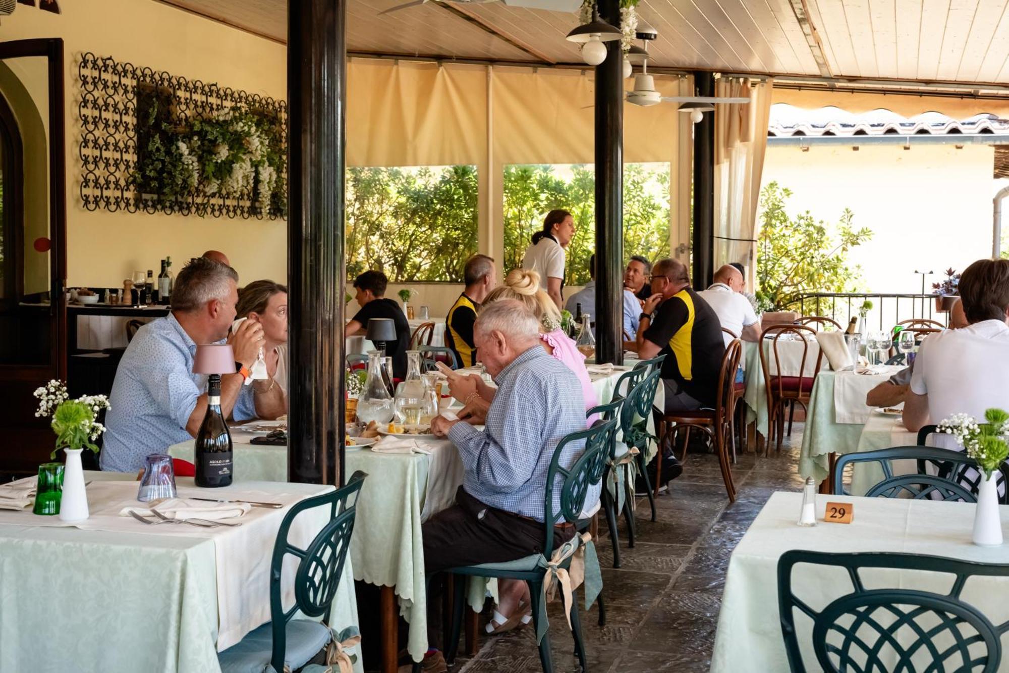 Hotel Ristorante La Lanterna カステルヌオーヴォ・ディ・ガルファニャーナ エクステリア 写真