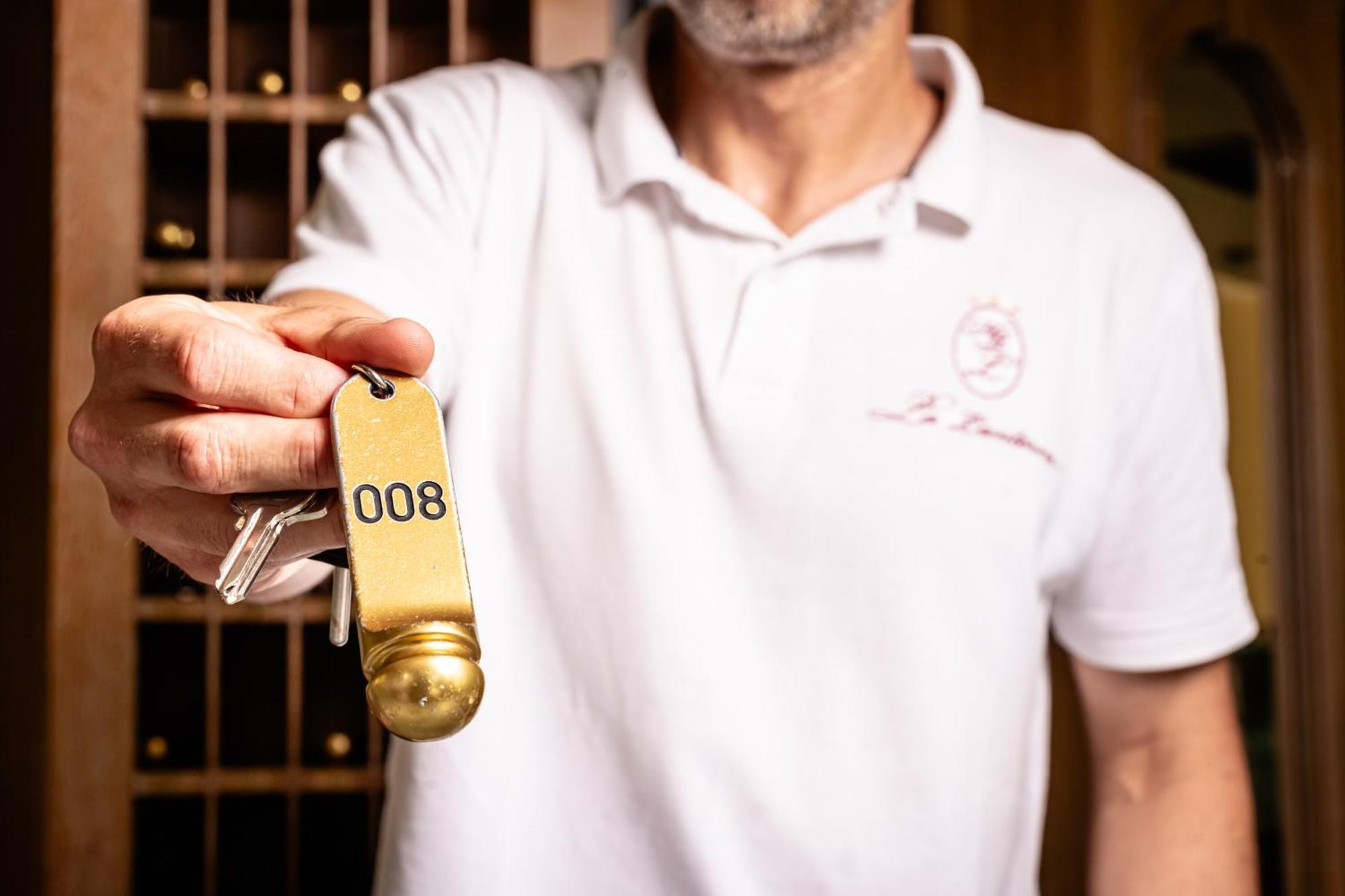 Hotel Ristorante La Lanterna カステルヌオーヴォ・ディ・ガルファニャーナ エクステリア 写真