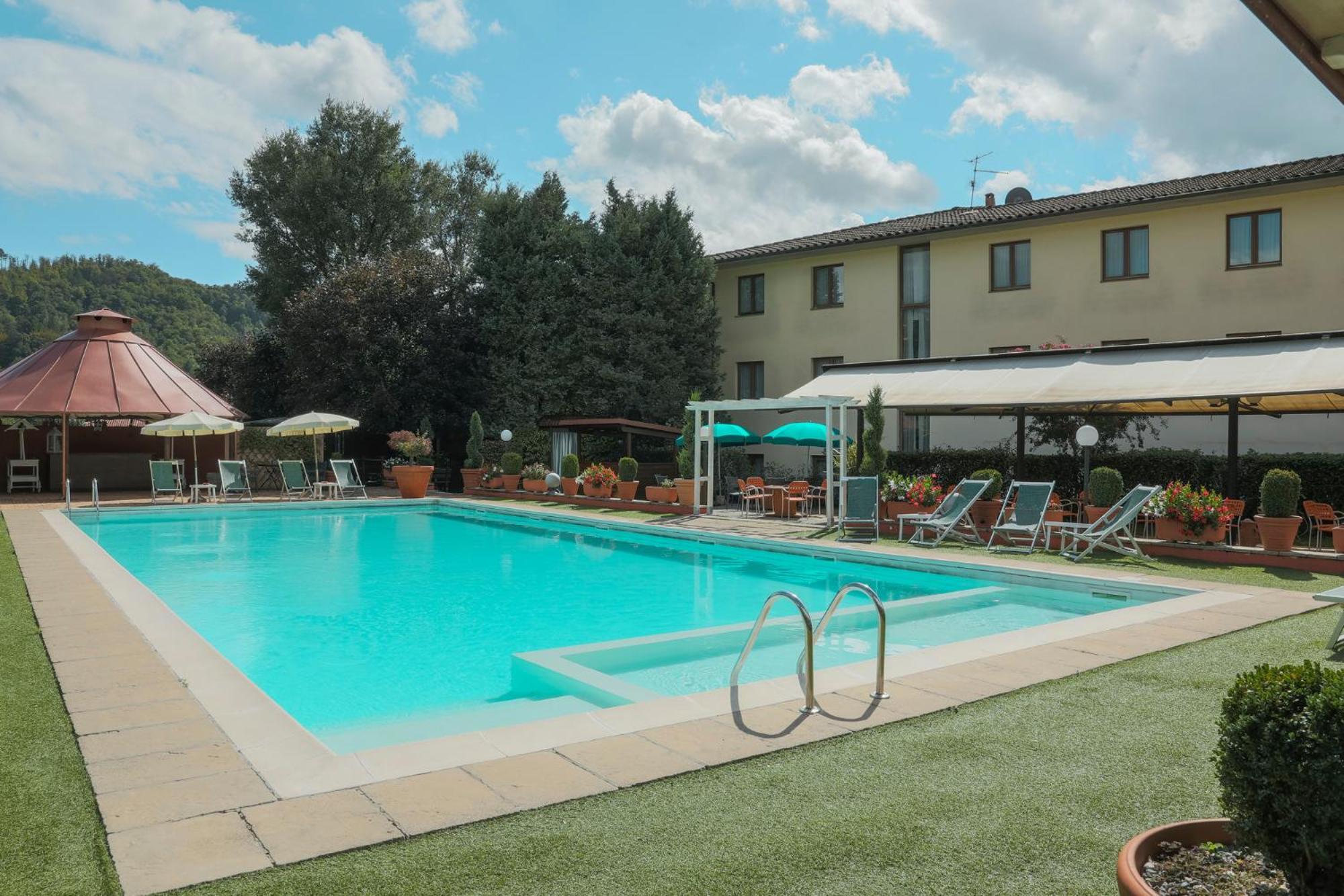 Hotel Ristorante La Lanterna カステルヌオーヴォ・ディ・ガルファニャーナ エクステリア 写真