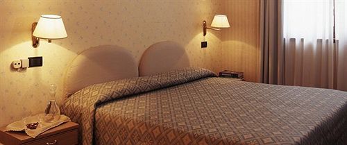 Hotel Ristorante La Lanterna カステルヌオーヴォ・ディ・ガルファニャーナ エクステリア 写真